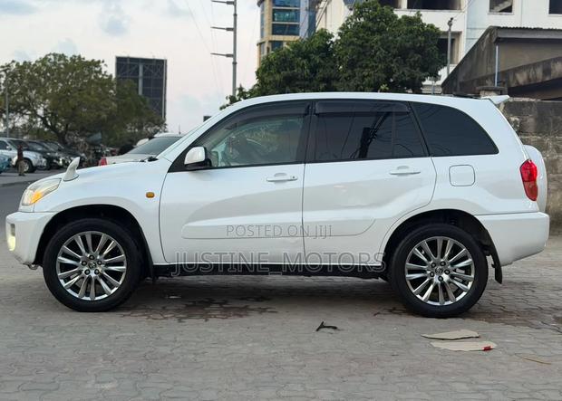 Toyota RAV4 2001 White