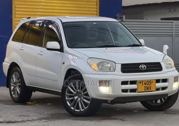 Toyota RAV4 Automatic 2000 White