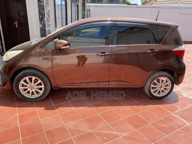 Toyota Ractis 1.3 FWD 2011 Brown