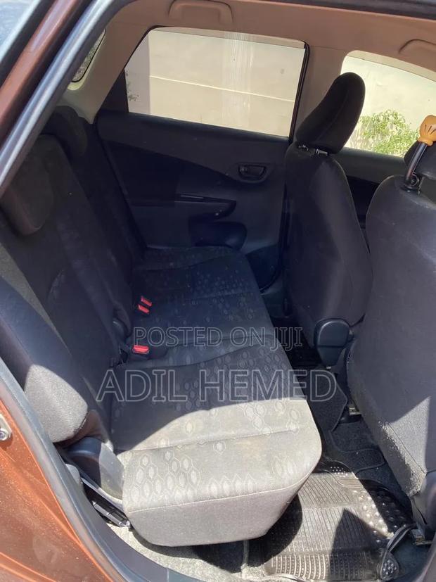 Toyota Ractis 1.3 FWD 2011 Brown