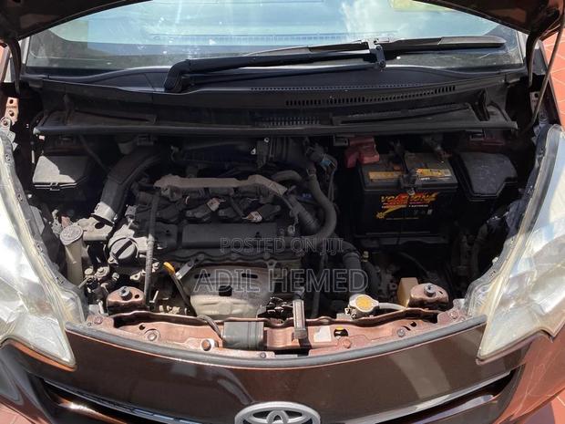 Toyota Ractis 1.3 FWD 2011 Brown