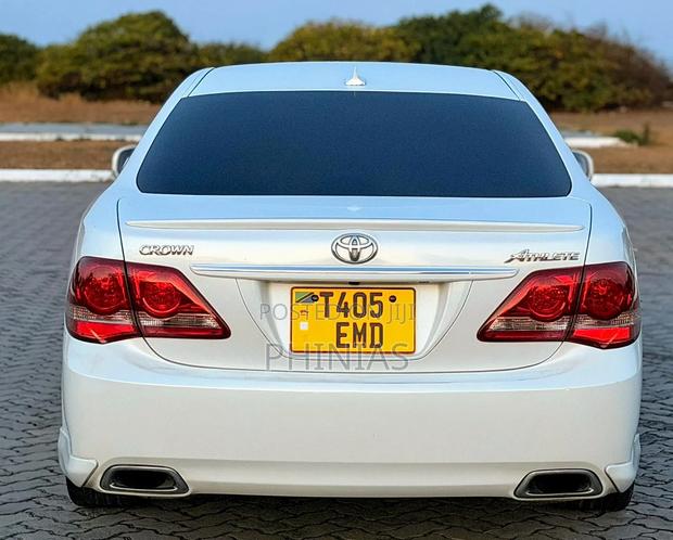 Toyota Crown 2009 White