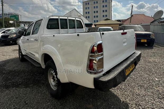 Toyota Hilux 2.5 D-4D 4X4 SRX 2009 White