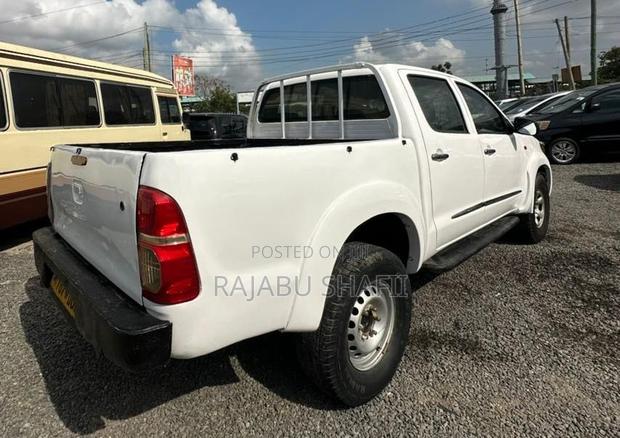 Toyota Hilux 2.5 D-4D 4X4 SRX 2009 White