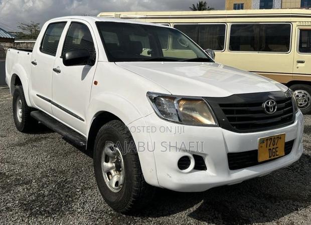 Toyota Hilux 2.5 D-4D 4X4 SRX 2009 White