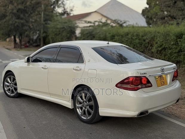 Toyota Crown 2009 White