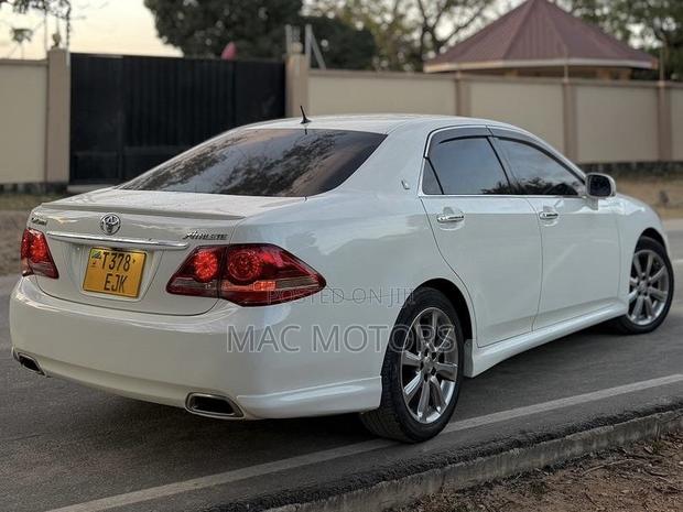 Toyota Crown 2009 White