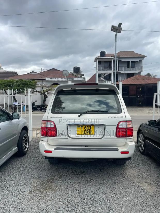 Toyota Land Cruiser 2002 White