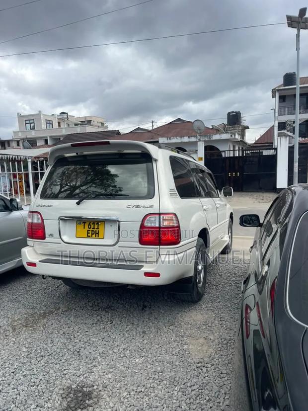 Toyota Land Cruiser 2002 White