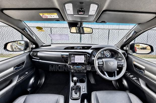 Toyota Hilux 2022 Black