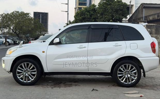 Toyota RAV4 2001 White