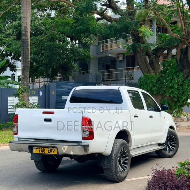 Toyota Hilux 2012 White