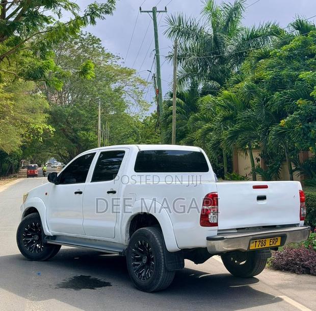 Toyota Hilux 2012 White