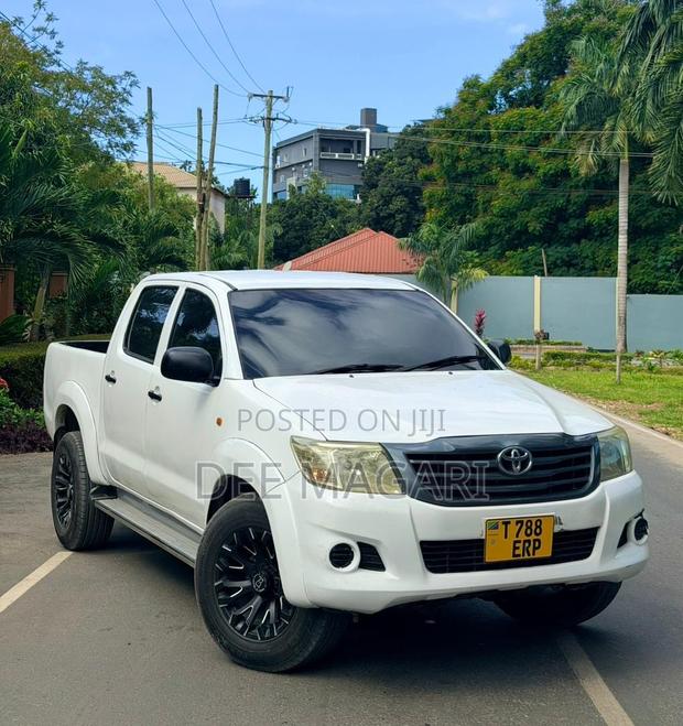 Toyota Hilux 2012 White