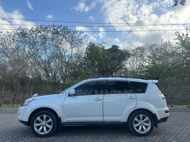 Mitsubishi Outlander 2011 White