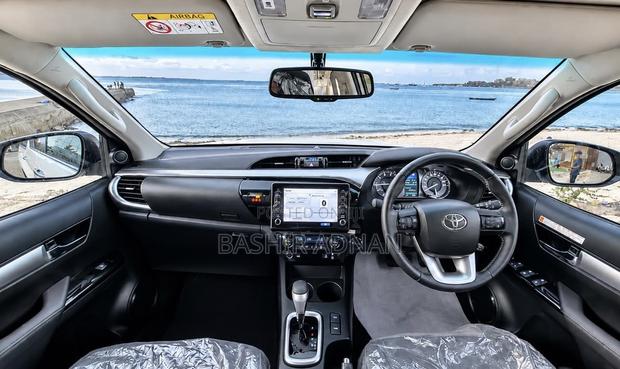 New Toyota Hilux 2025 Off white