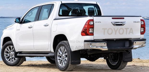 New Toyota Hilux 2025 Off white