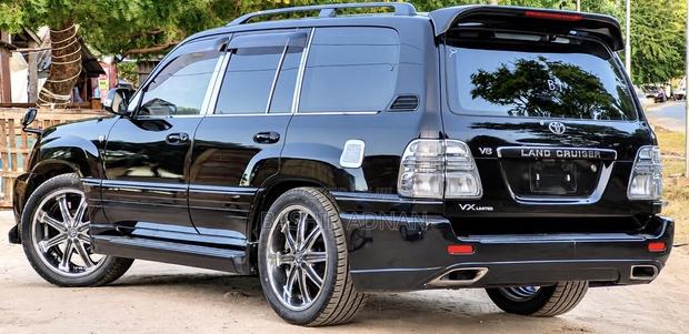 Toyota Land Cruiser HDJ 100 2004 Black