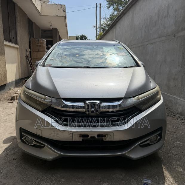 Honda Shuttle 1.5 Hybrid 4WD 2018 Silver