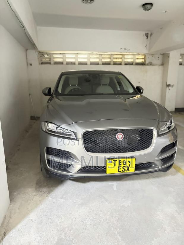 Jaguar F-Pace 20d Prestige AWD 2019 Gray
