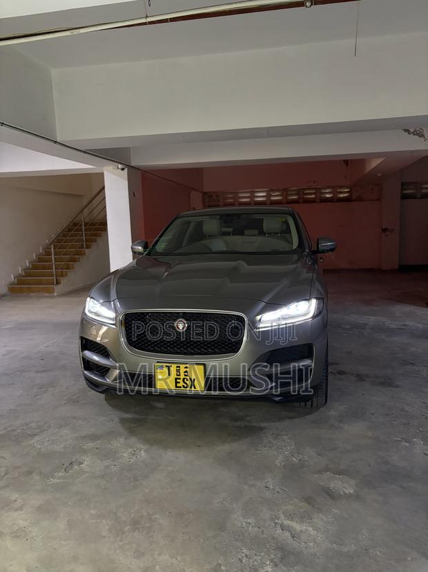 Jaguar F-Pace 20d Prestige AWD 2019 Gray