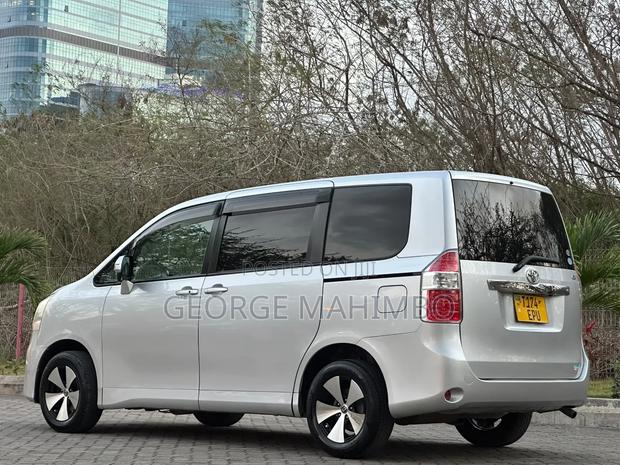 Toyota Noah 2008 Silver
