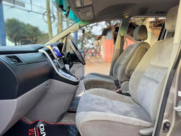Toyota Alphard 2004 Gold