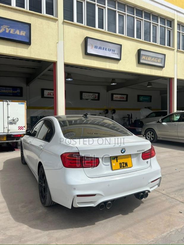 BMW 320i Sedan RWD 2012 White