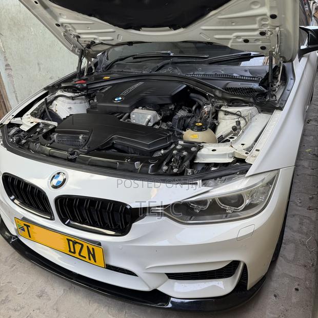 BMW 320i Sedan RWD 2012 White