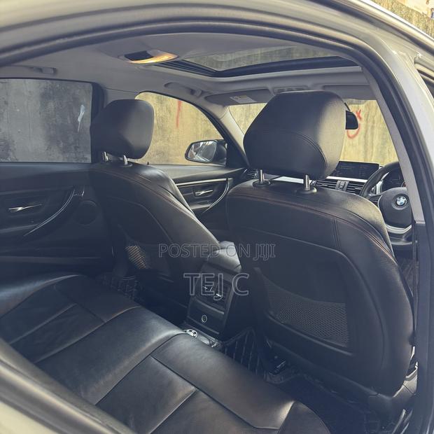 BMW 320i Sedan RWD 2012 White