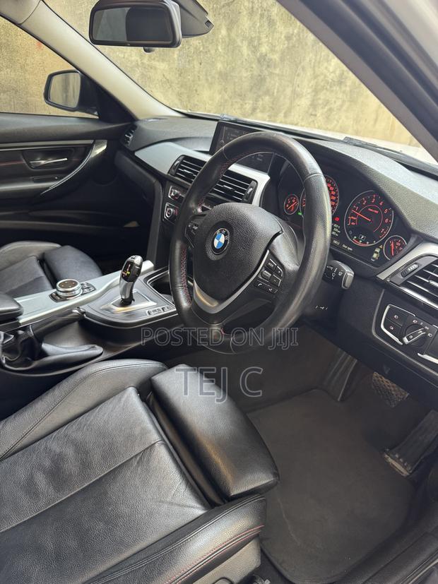 BMW 320i Sedan RWD 2012 White