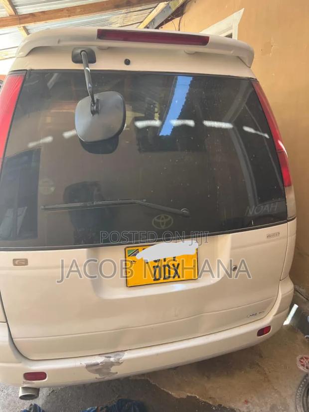 Toyota Noah 2002 White