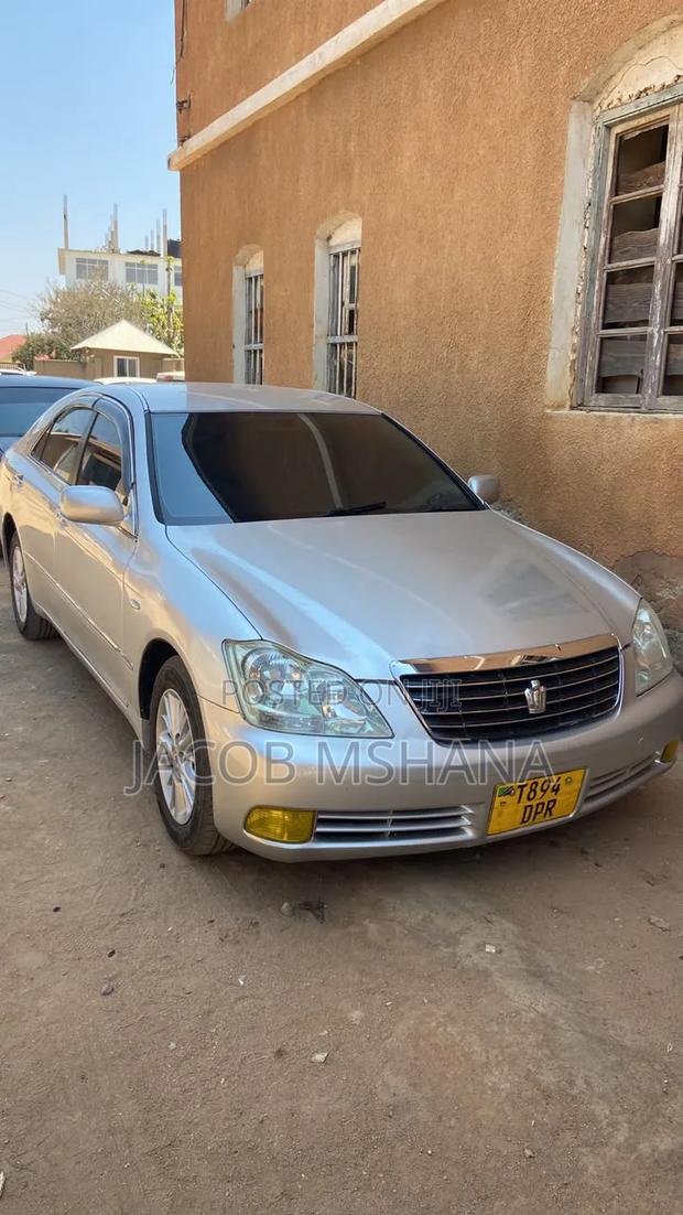 Toyota Crown 2002 White