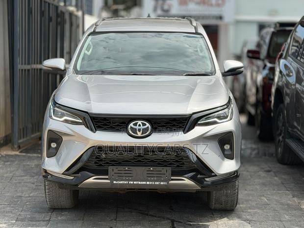 Toyota Fortuner 2024 Silver