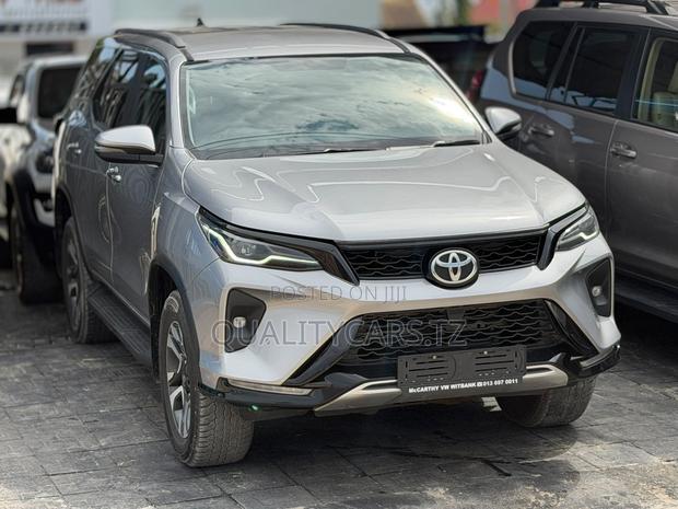 Toyota Fortuner 2024 Silver