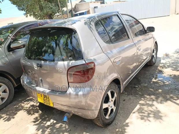 Toyota Vitz 2001 Silver
