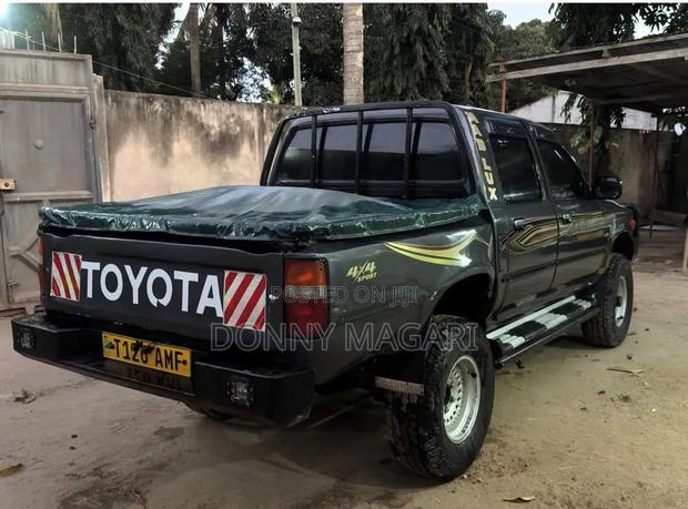Toyota Hilux 1997 Gray