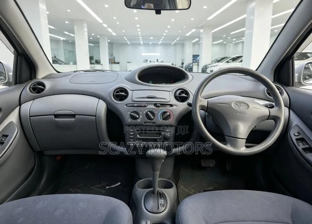 Toyota Vitz 2001 Silver