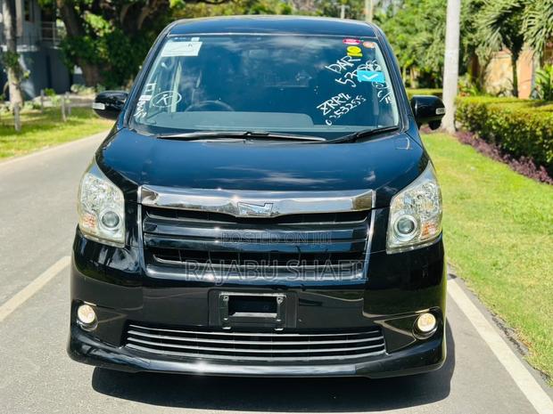 Toyota Noah 2.0 143hp FWD (7 Seater) 2009 Black