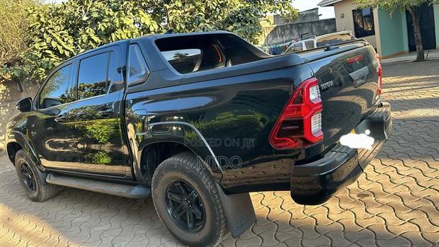 Toyota Hilux 2022 Black