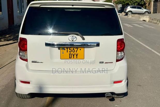 Toyota Corolla Rumion 2008 White