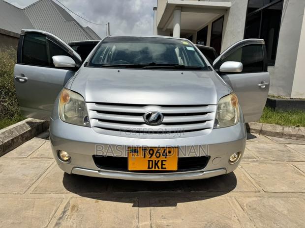 Toyota IST 2004 Silver