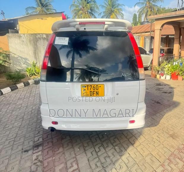 Toyota Noah 2001 White