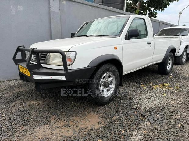 Nissan Hardbody 2008 White