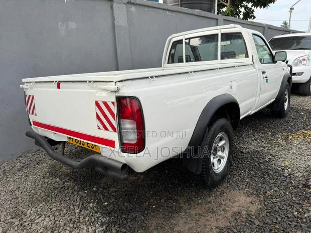 Nissan Hardbody 2008 White