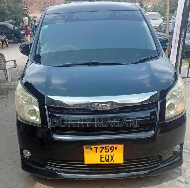 Toyota Noah 2.0 143hp AWD (8 Seater) 2008 Black