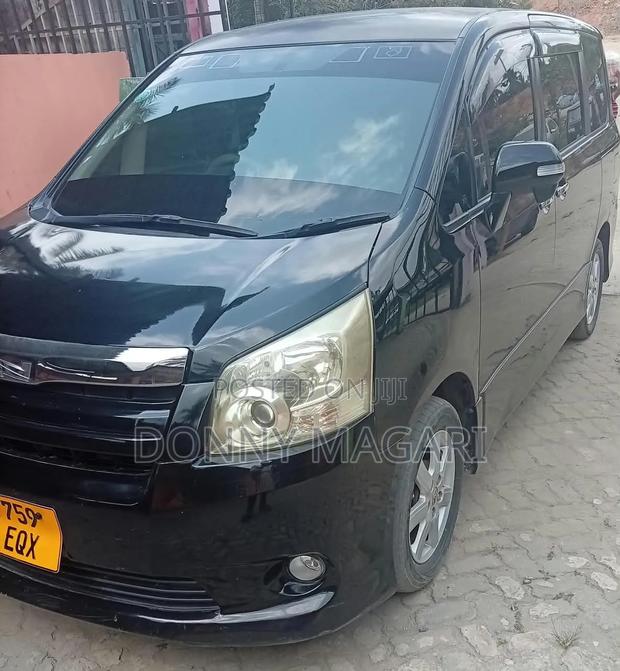 Toyota Noah 2.0 143hp AWD (8 Seater) 2008 Black