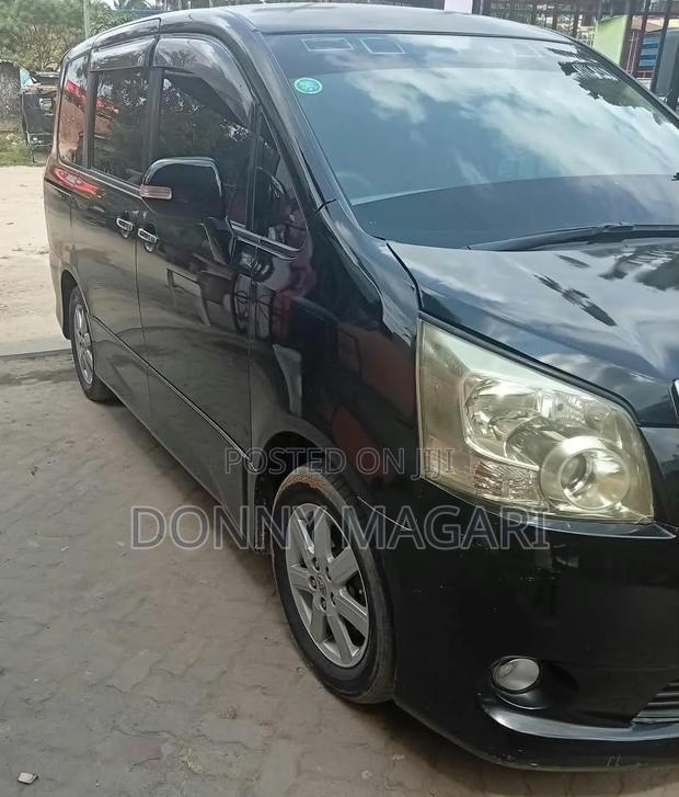 Toyota Noah 2.0 143hp AWD (8 Seater) 2008 Black
