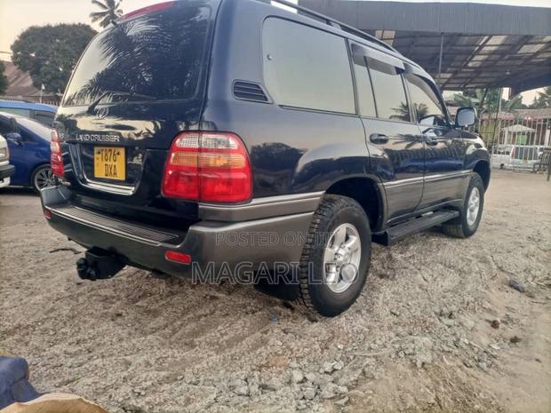 Toyota Land Cruiser HDJ 100 2001 Blue