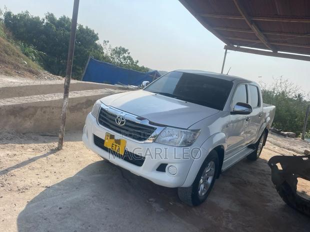 Toyota Hilux 3.0 D-4D 4x4 2013 White